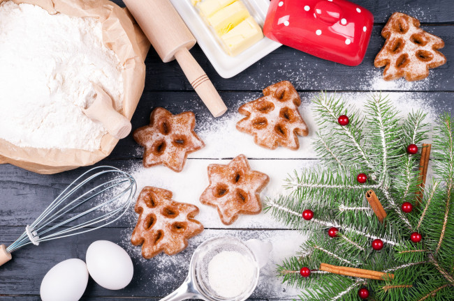 Обои картинки фото еда, пирожные,  кексы,  печенье, мука, печенье, угощение, новый, год, праздник, яйца