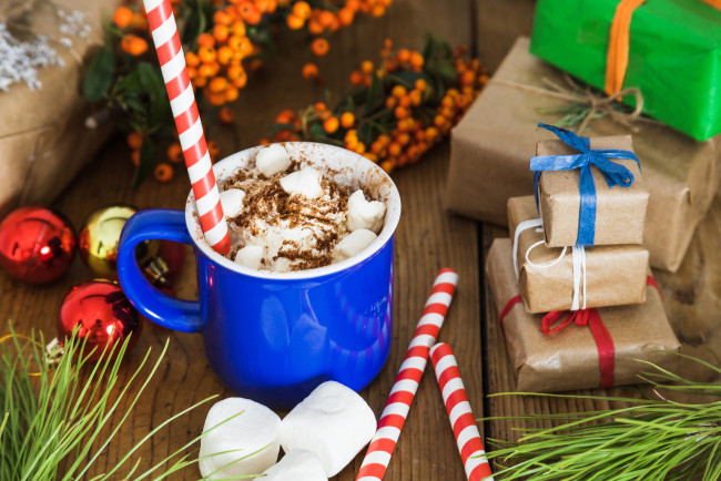 Обои картинки фото еда, кофе,  кофейные зёрна, трубочки, шары, зефирки, подарки