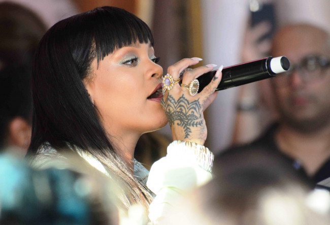 Обои картинки фото музыка, rihanna, кольца, тату, песня, лицо, микрофон, певица, рианна