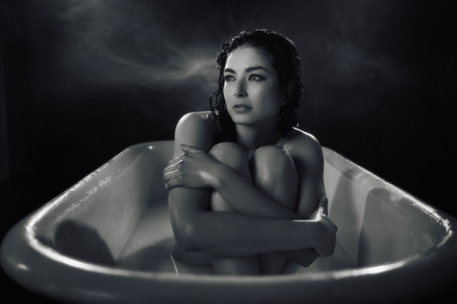 Обои картинки фото девушки, -unsort , Черно-белые обои, ванна, брюнетка, черно-белая, chanon, finley