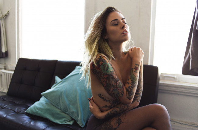 Обои картинки фото alysha nett, девушки, татуировка, поза, модель, блондинка, девушка, alysha, nett, тату, сидит, стройная