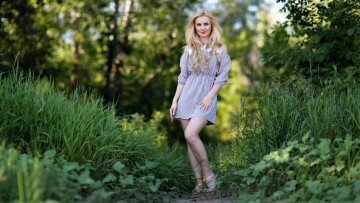 Картинка девушки -+блондинки +светловолосые лес блондинка тропинка платье dasha