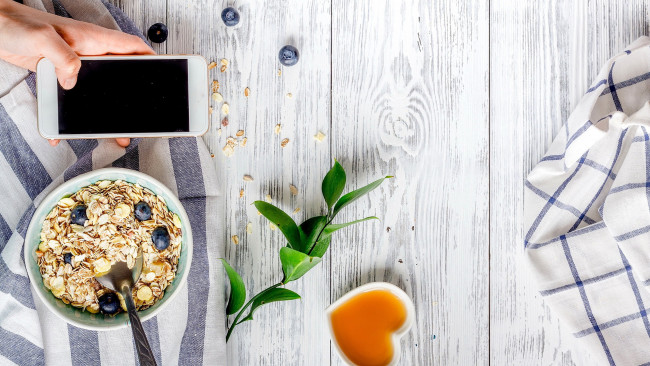 Обои картинки фото еда, мюсли,  хлопья, ягоды, хлопья, телефон