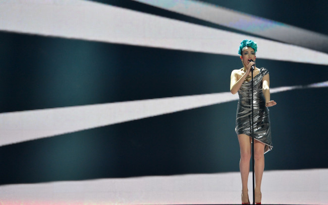 Обои картинки фото нина зилли , италия, музыка, -евровидение, нина, зилли, певица, сцена, платье