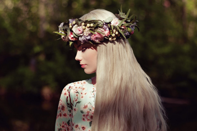 Обои картинки фото девушки, - блондинки,  светловолосые, венок