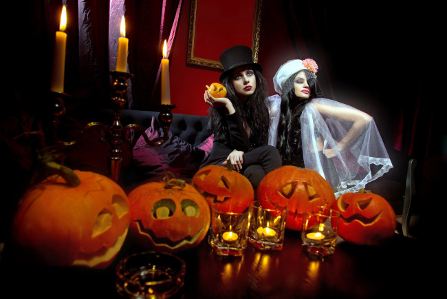 Обои картинки фото девушки, - креатив,  косплей, свечи, тыквы, шляпа