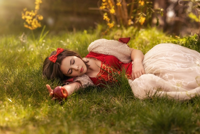 Обои картинки фото девушки, - креатив,  косплей, трава, яблоко, белоснежка