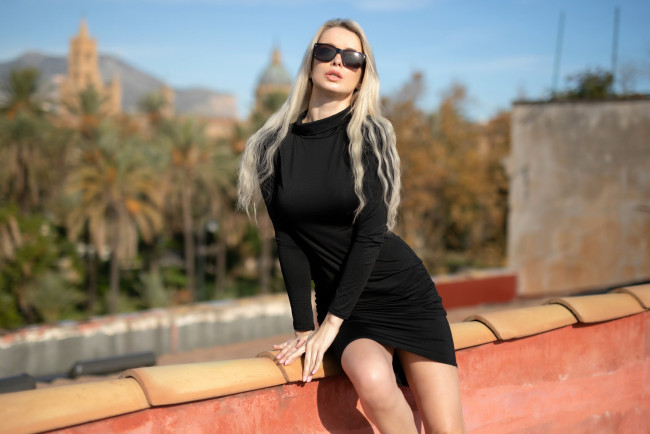 Обои картинки фото девушки, екатерина енокаева, черное, платье, поза, очки