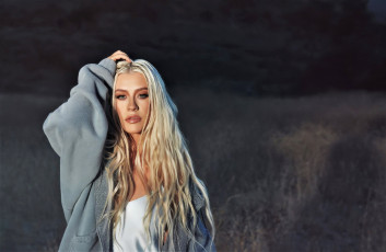Картинка музыка christina+aguilera певица блондинка пальто поле
