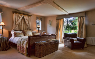 Картинка интерьер спальня кровать комод кресло