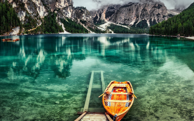 Обои картинки фото корабли, лодки,  шлюпки, горы, озеро, отражение, лодка, спасательный, круг