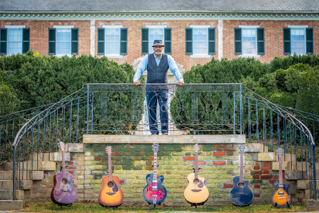 Обои картинки фото музыка, -другое, пожилой, мужчина, седая, борода, гитары