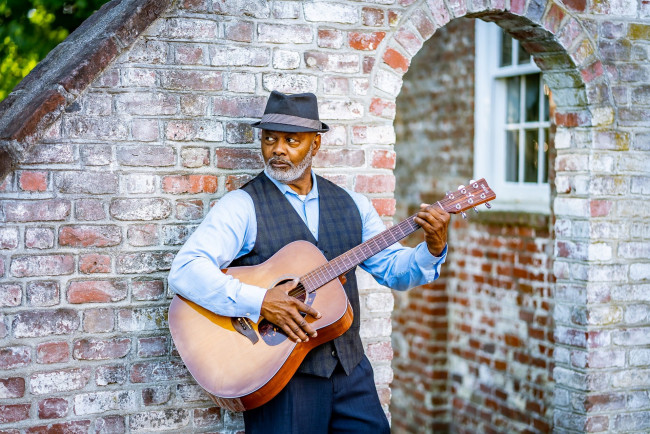 Обои картинки фото музыка, -другое, пожилой, мужчина, седая, борода, гитара