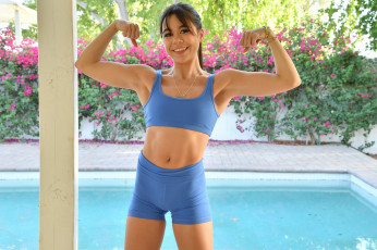 Картинка девушки -+брюнетки +шатенки бассейн брюнетка поза медальон улыбка brianna