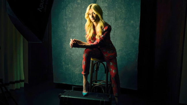 Обои картинки фото девушки, katherine mcnamara, блондинка, костюм, стул, чемодан