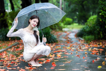 Картинка девушки -+азиатки брюнетка платье каблуки зонт дождь дорожка листья деревья парк осень