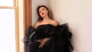 Картинка девушки peyton+list русая платье окно