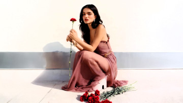 Картинка девушки rachel+zegler брюнетка платье цветы гвоздики