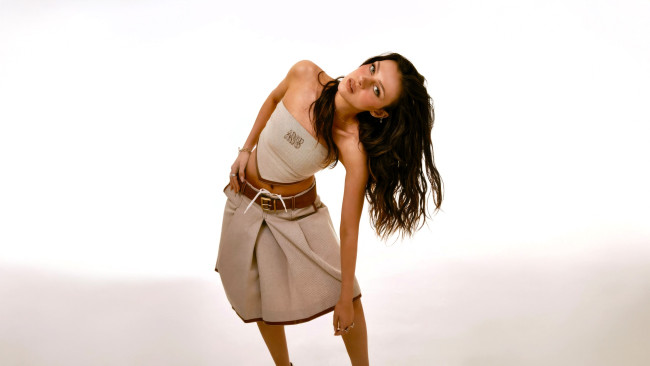 Обои картинки фото девушки, nicola peltz, шатенка, топ, юбка, ремень