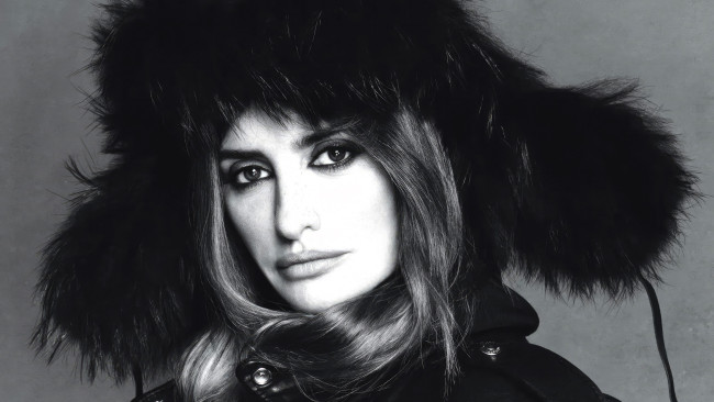 Обои картинки фото девушки, penelope cruz, актриса, черно-белая, лицо, шапка