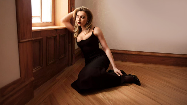 Обои картинки фото девушки, peyton list, блондинка, платье, каблуки, паркет