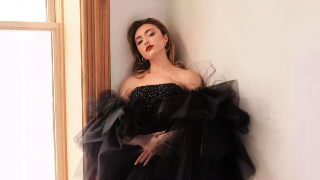 Обои картинки фото девушки, peyton list, русая, платье, окно