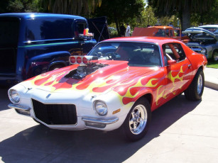 Картинка автомобили выставки уличные фото