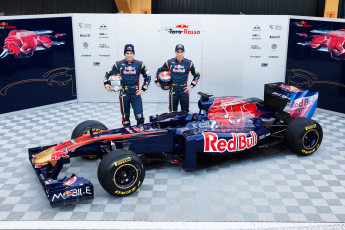 Картинка sebastien buemi and jaime alguersuari спорт формула чемпионат болид пилоты 1