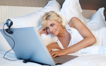 обоя Lena Gercke, девушки, , , подушки, ноутбук