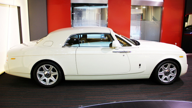 Обои картинки фото rolls, royce, phantom, coupe, автомобили, выставки, уличные, фото, скорость, мощь, автомобиль, стиль