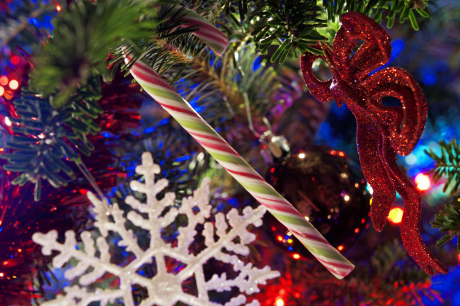 Обои картинки фото праздничные, снежинки, звёздочки, елка, конфета, снежинка