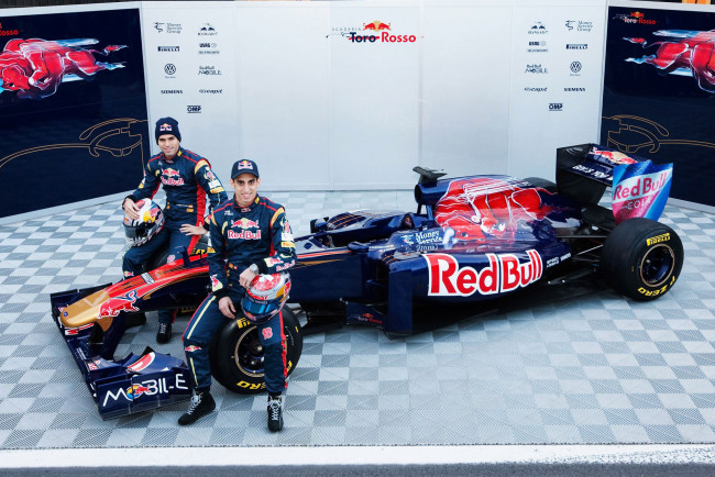 Обои картинки фото sebastien, buemi, and, jaime, alguersuari, спорт, формула, 1, чемпионат, болид, пилоты