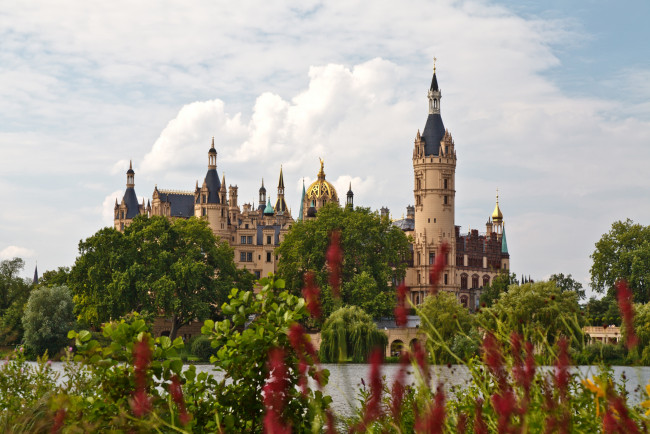 Обои картинки фото замок, шверин, германия, города, купола, башня
