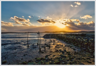 Картинка природа восходы закаты океан отлив камни трава тучи солнце свет