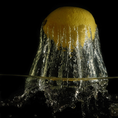 Обои картинки фото еда, цитрусы, брызги, лимоны, вода