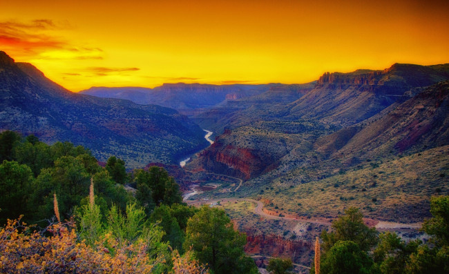 Обои картинки фото природа, горы, ущелье, река, дорога, трава, деревья, заря, панорама