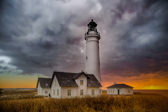 Обои картинки фото природа, маяки, поле, маяк, тучи, сумрак