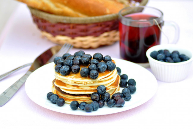Обои картинки фото еда, блины,  оладьи, чай, оладьи, черника