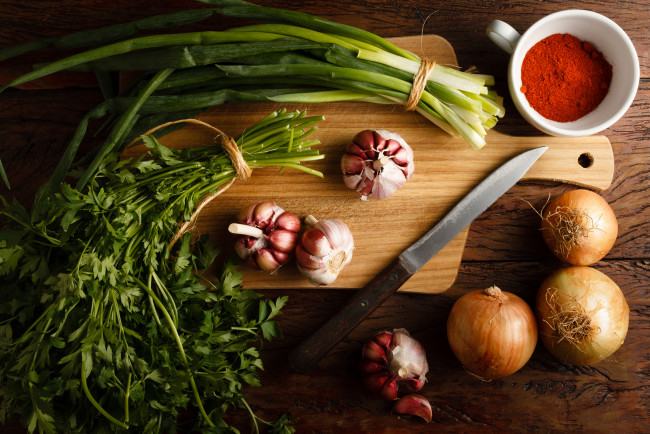Обои картинки фото еда, овощи, специи, лук, петрушка, чеснок