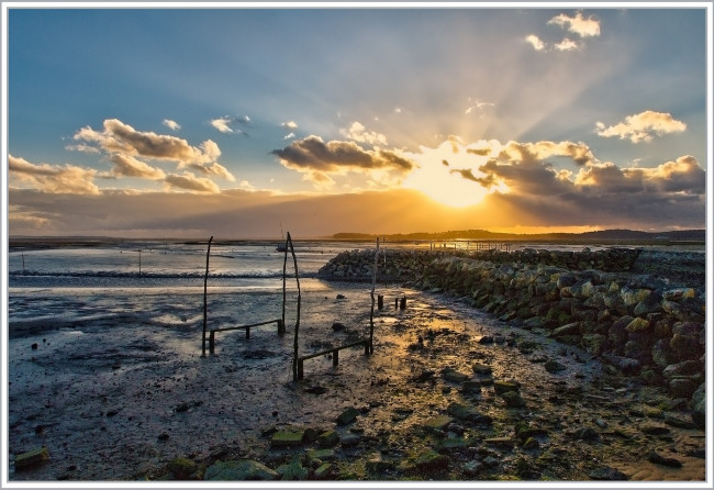 Обои картинки фото природа, восходы, закаты, океан, отлив, камни, трава, тучи, солнце, свет