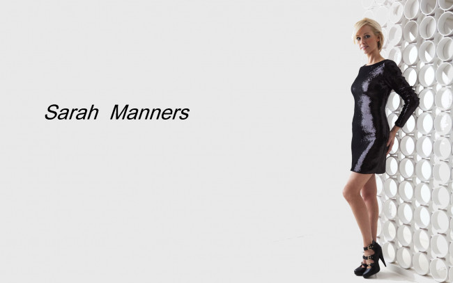 Обои картинки фото девушки, sarah manners, платье, улыбка, актриса, блондинка, круги, стена, сара, мэннерс, блестки