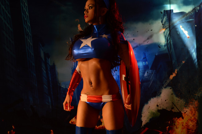 Обои картинки фото девушки, armie flores, брюнетка, девушка, flores, armie, field, косплей, щит, форма, captain, поза, волосы, cosplay, тело, фигура, грудь, губы