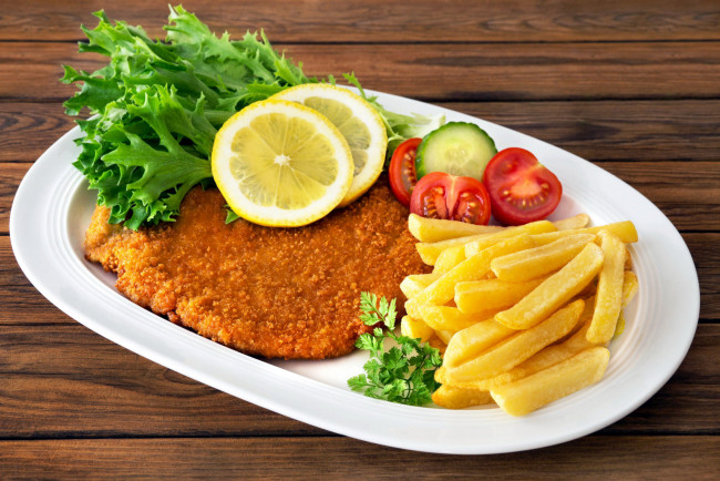 Обои картинки фото еда, мясные блюда, салат, фри, помидор, зелень, картофель, отбивная