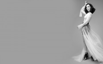 Картинка девушки emma+dumont черно-белая брюнетка наряд