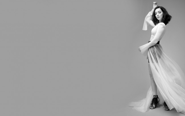Обои картинки фото девушки, emma dumont, черно-белая, брюнетка, наряд