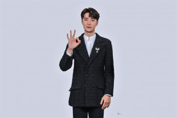 Картинка мужчины wang+yi+bo актер пиджак брошь жест