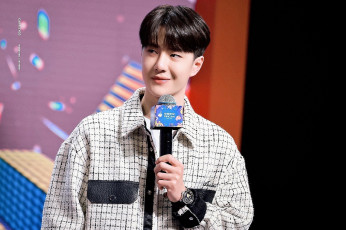 Картинка мужчины wang+yi+bo актер певец микрофон пиджак