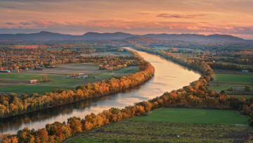 Картинка природа реки озера река осень деревья зеленая трава поле дома пейзаж