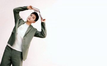 Картинка мужчины gong+jun+|+simon+gong актер костюм книга