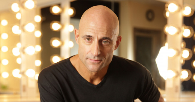 Обои картинки фото мужчины, mark strong, mark, strong, лицо, футболка, свет